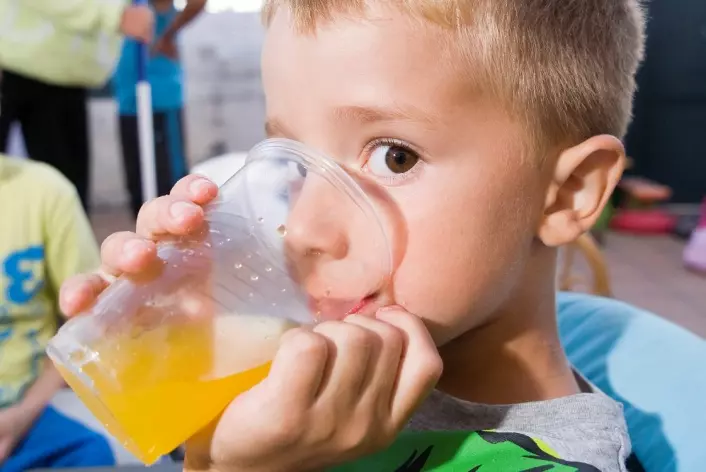 Sukkerholdig brus bidrar til at barn får i seg mer sukker enn anbefalt. (Foto: Colourbox)