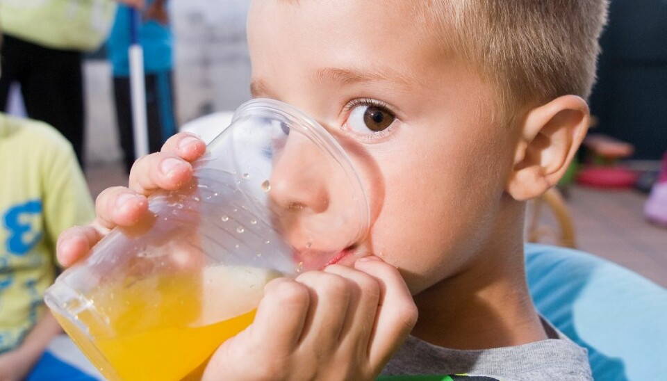Sukkerholdig brus bidrar til at barn får i seg mer sukker enn anbefalt. Colourbox