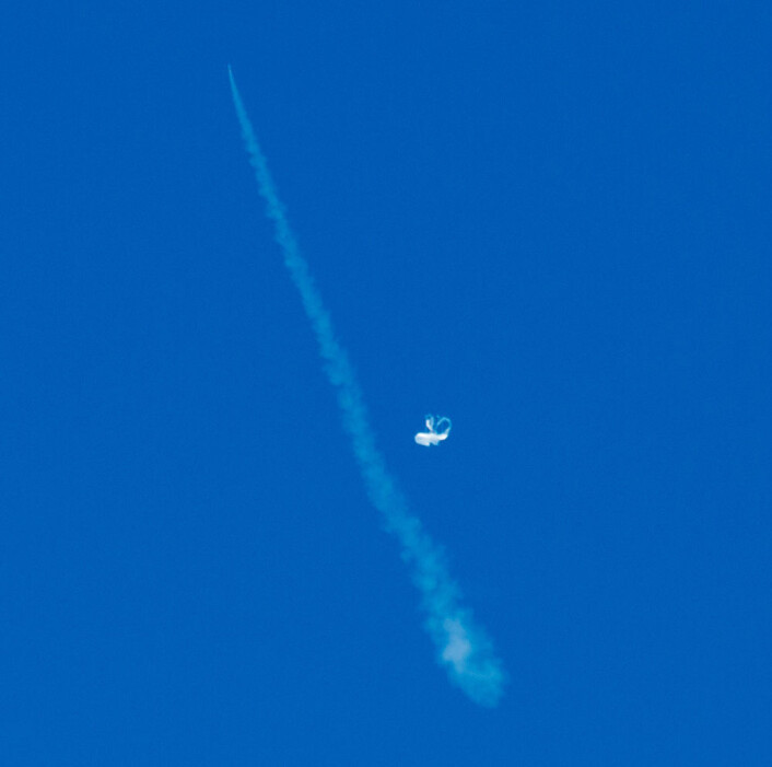 Bildet viser hvordan raketten fyres av for å bringe Low-Density Supersonic Decelerator opp i 55 kilometers høyde, i øvre lag av stratosfæren. Ballongen skimtes også. (Foto: NASA/JPL-Caltech) Bildet viser hvordan raketten fyres av for å bringe Low-Density Supersonic Decelerator opp i 55 kilometers høyde, i øvre lag av stratosfæren. Ballongen skimtes også. (Foto: NASA/JPL-Caltech)