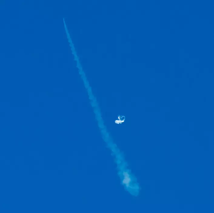 Bildet viser hvordan raketten fyres av for å bringe Low-Density Supersonic Decelerator opp i 55 kilometers høyde, i øvre lag av stratosfæren. Ballongen skimtes også. (Foto: NASA/JPL-Caltech)