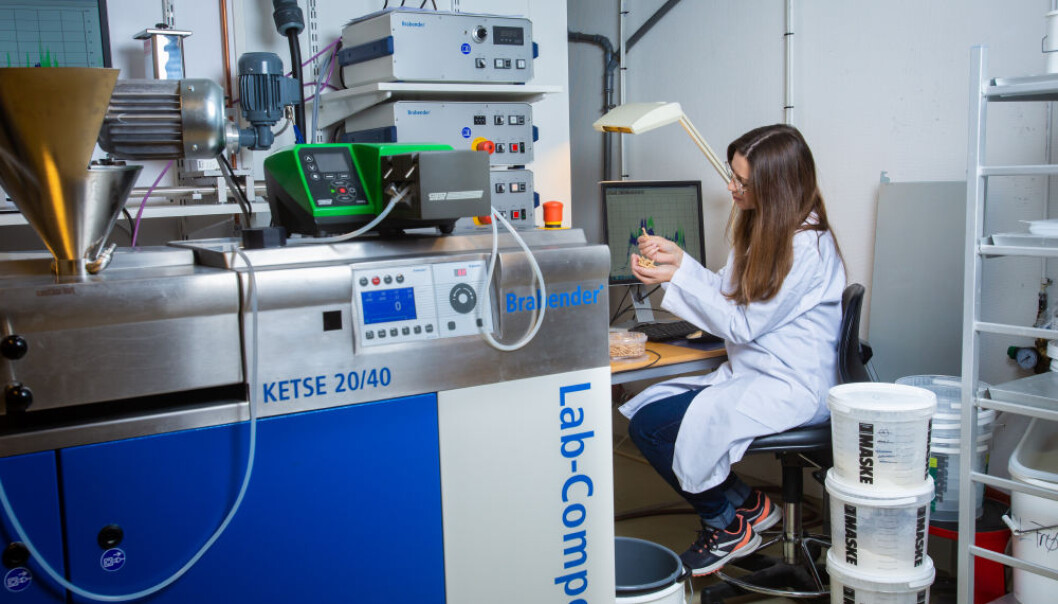 Postdoktor Catia Saldanha do Carmo kartlegger ekstruderens optimale innstillinger for en rekke ulike produkter som pasta, snaks og kjøtterstattere. (Foto: Joe Urrutia / Nofima). Postdoktor Catia Saldanha do Carmo kartlegger ekstruderens optimale innstillinger for en rekke ulike produkter som pasta, snaks og kjøtterstattere. (Foto: Joe Urrutia / Nofima).