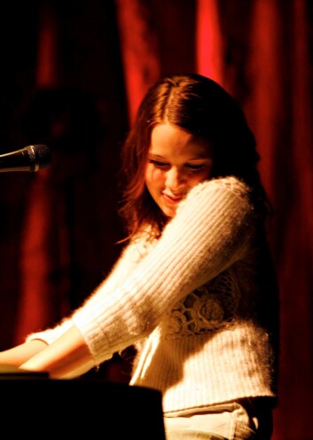 Marit Larsen: Smilende og beskjeden, og dermed «ekte», skriver musikkviter Jon Mikkel Broch Ålvik. (Foto: Rolf Øhman, Aftenposten) Marit Larsen: Smilende og beskjeden, og dermed «ekte», skriver musikkviter Jon Mikkel Broch Ålvik. (Foto: Rolf Øhman, Aftenposten)