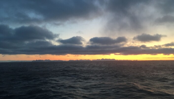 Soloppgang på Svalbard, fjellene på Prins Karls Forland i forgrunn, Spitsbergen i bakgrunn. (Foto: Pål Buhl-Mortensen) Soloppgang på Svalbard, fjellene på Prins Karls Forland i forgrunn, Spitsbergen i bakgrunn. (Foto: Pål Buhl-Mortensen)