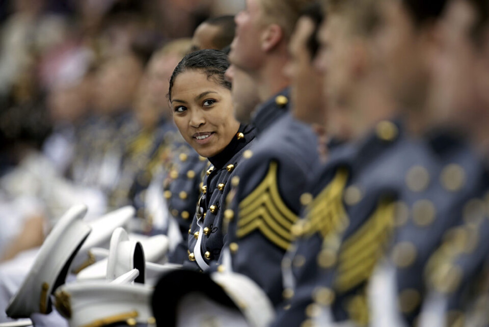 Kadetter under avslutningsseremonien ved West Point Military Academy i 2014. Forskerne har sett på tidligere studenter ved akademiet for å finne ut mer om ulike typer motivasjon. (Foto: EPA/Peter Foley)