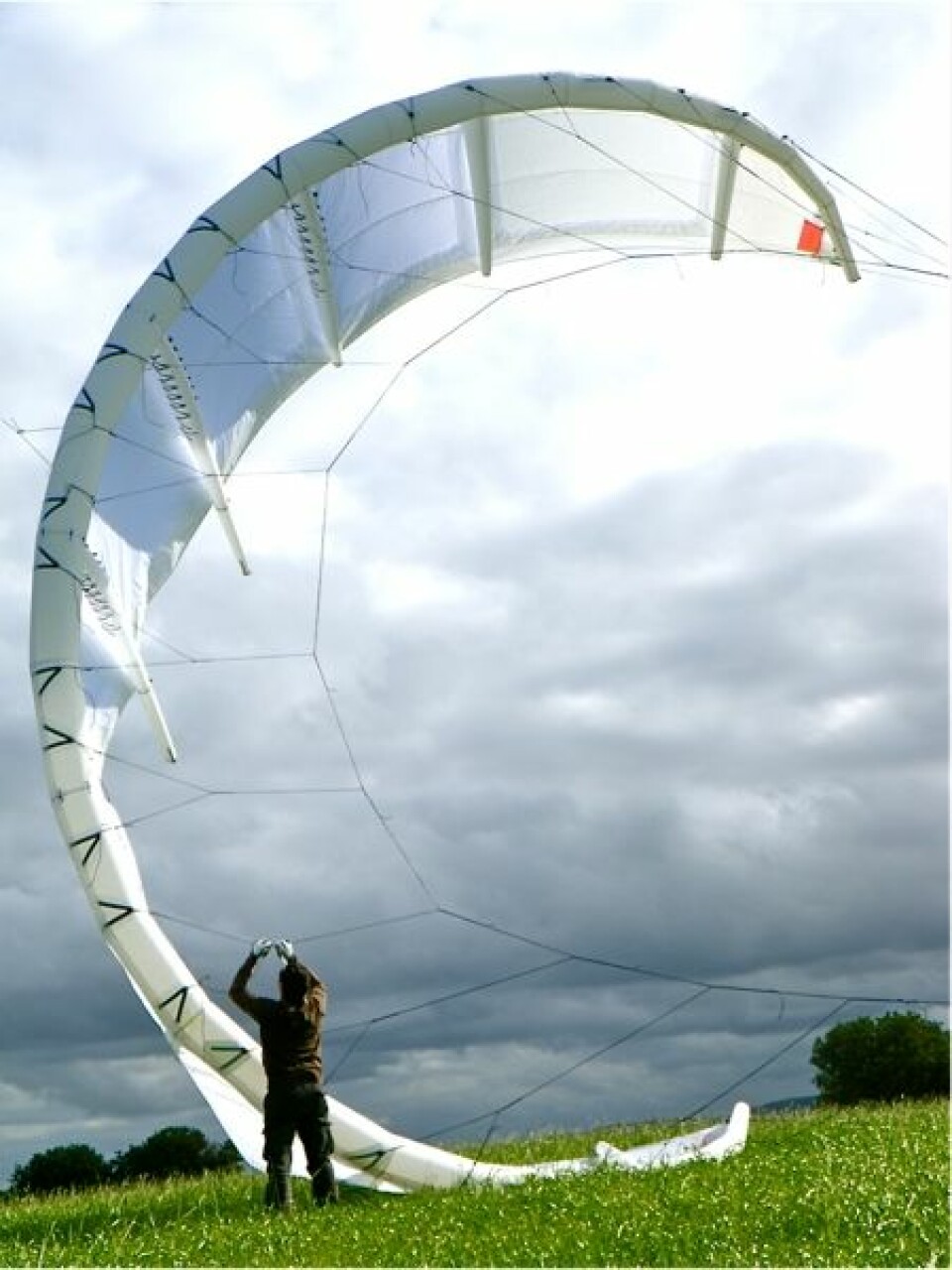 Kitemills tester av vanlige kiter til sportsbruk har vist at disse kan ha trekkrefter på over 4,5 tonn. En sports-kite kan i dag bringe kiteren opp i over 100 kilometer i timen eller 15 meter opp i lufta. Slike kiter er laget av sterke materialer og kan ha en overflate på opptil 20 kvadratmeter. Norge kan om noen år få hele parker av store flyvende drager (kiter) som produserer energi. (Foto: Kitemill)