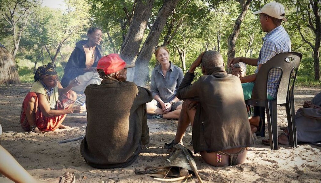 Vanessa M. Hayes i samtale med lokale Juǀ'hoansi-jegere i Kalahari i Namibia. De skal lære henne å gjøre opp ild. (Foto: Chris Bennett, Evolving Picture) Vanessa M. Hayes i samtale med lokale Juǀ'hoansi-jegere i Kalahari i Namibia. De skal lære henne å gjøre opp ild. (Foto: Chris Bennett, Evolving Picture)