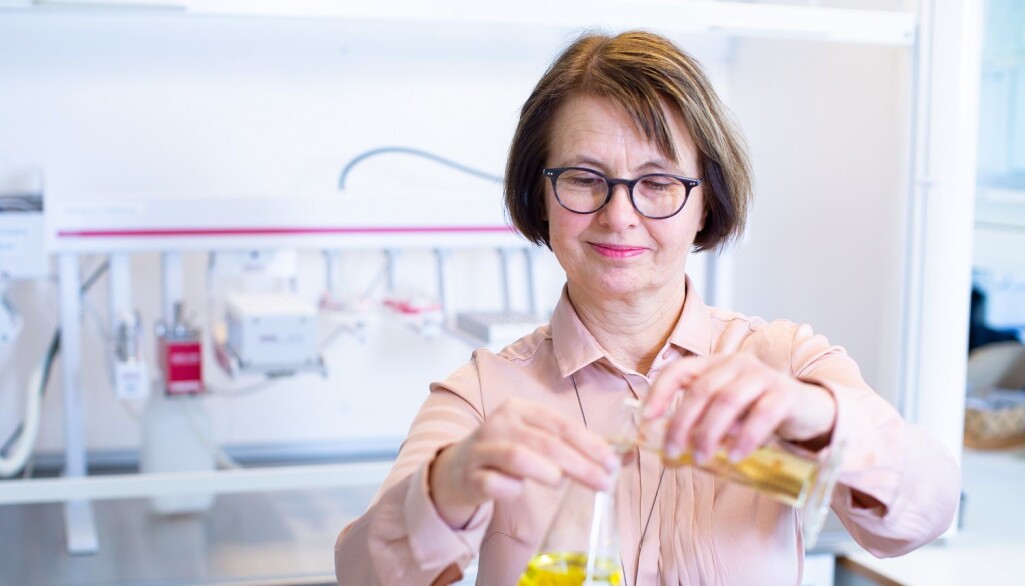 Forsker Bente Ruyter har lang erfaring med forskning på omega-3-kilder i fôr til laks, og ser nå at tilgangen på nye kilder kommer for fullt. (Foto: Joe Urrutia / Nofima). Forsker Bente Ruyter har lang erfaring med forskning på omega-3-kilder i fôr til laks, og ser nå at tilgangen på nye kilder kommer for fullt. (Foto: Joe Urrutia / Nofima).