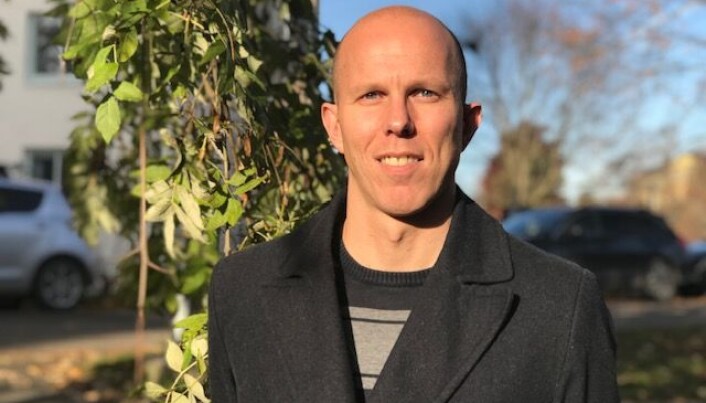 Trygve Johannes Lereim Sævareid jobbet i mange år som sykepleier med alvorlig syke eldre på sykehus. Som forsker ved Universitetet i Oslo arbeider han nå med å finne ut hvordan vi kan gi eldre en verdig avslutning på livet. (Foto: Siw Ellen Jakobsen) Trygve Johannes Lereim Sævareid jobbet i mange år som sykepleier med alvorlig syke eldre på sykehus. Som forsker ved Universitetet i Oslo arbeider han nå med å finne ut hvordan vi kan gi eldre en verdig avslutning på livet. (Foto: Siw Ellen Jakobsen)