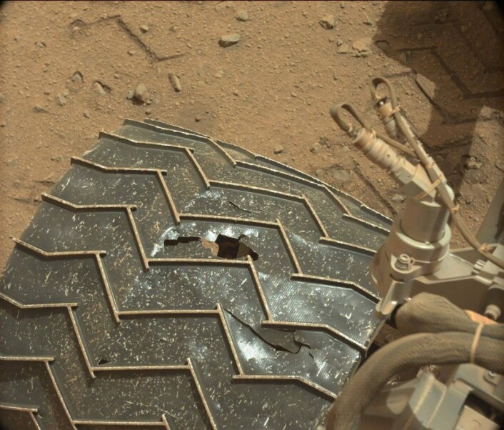 Curiosity har fått skader på hjulene. (Foto: JPL/NASA) Curiosity har fått skader på hjulene. (Foto: JPL/NASA)