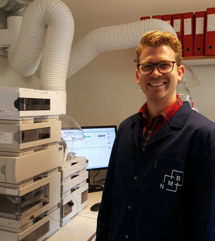 Masterstudent i skogfag, Even Vereide, analyserer furuvedekstrakt ved hjelp av kromatografi, på leit etter treets forsvarshemmeligheter. Foto: Cathrine Glosli Masterstudent i skogfag, Even Vereide, analyserer furuvedekstrakt ved hjelp av kromatografi, på leit etter treets forsvarshemmeligheter. Foto: Cathrine Glosli