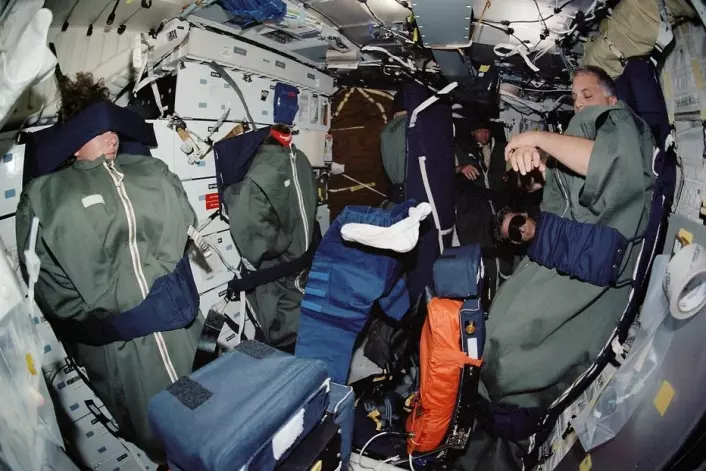Astronauter sover under spesielle forhold: Tett på hverandre og bundet fast så de ikke skal sveve avgårde i den vektløse tilstanden. (Foto: NASA)
