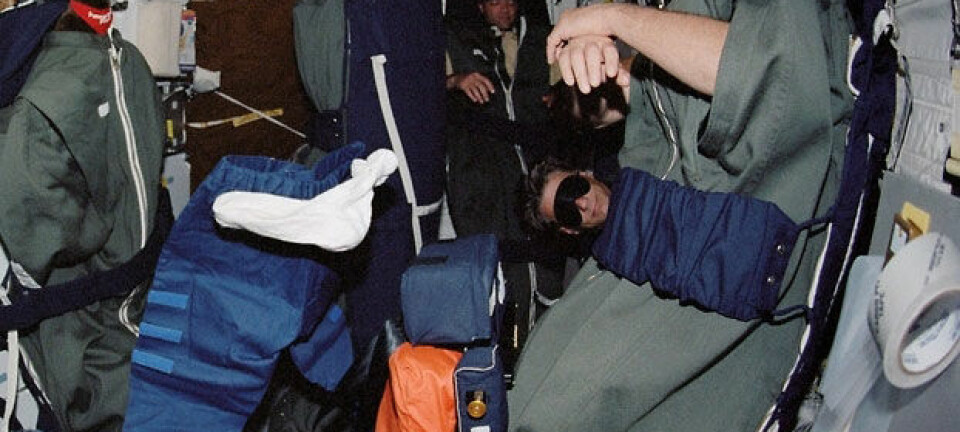 Astronauter sover under spesielle forhold: Tett på hverandre og bundet fast så de ikke skal sveve avgårde i den vektløse tilstanden. NASA