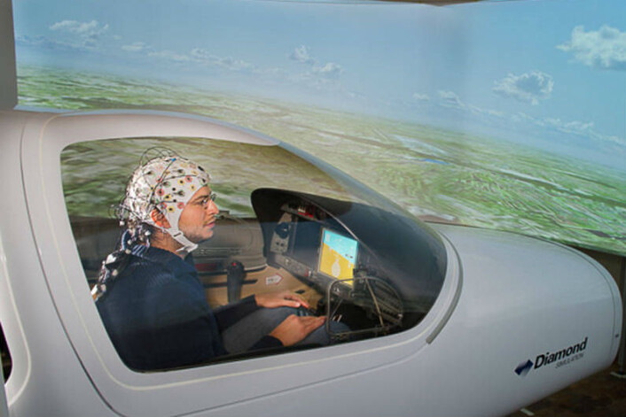 I fremtiden kan det bli mulig for helt vanlige mennesker å styre et fly via hjernens signaler. (Foto: A. Heddergott, TU München) I fremtiden kan det bli mulig for helt vanlige mennesker å styre et fly via hjernens signaler. (Foto: A. Heddergott, TU München)