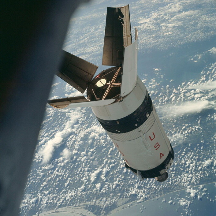 Delen av Apollo-raketten som huset månefartøyet. Dette bildet er fra Apollo 7, men samme konstruksjon ble brukt i Apollo 11. De åpne panelene løsner og forsvinner ut i rommet, og kan ha vært det Buzz Aldrin og de andre astronautene så. (Foto: NASA) Delen av Apollo-raketten som huset månefartøyet. Dette bildet er fra Apollo 7, men samme konstruksjon ble brukt i Apollo 11. De åpne panelene løsner og forsvinner ut i rommet, og kan ha vært det Buzz Aldrin og de andre astronautene så. (Foto: NASA)