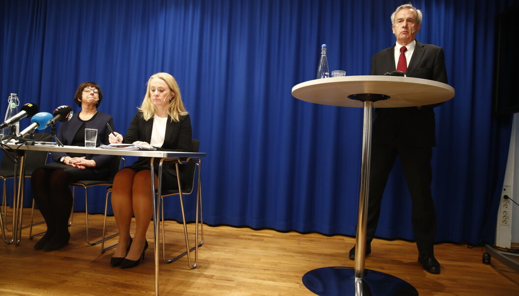Arbeids- og sosialminister Anniken Hauglie (H), Nav-direktør Sigrun Vågeng og riksadvokat Tor-Aksel Busch holdt mandag pressekonferanse om at retten til å ta med seg trygd til andre EØS-land har vært praktisert feil. (Foto: Terje Pedersen, NTB scanpix) Arbeids- og sosialminister Anniken Hauglie (H), Nav-direktør Sigrun Vågeng og riksadvokat Tor-Aksel Busch holdt mandag pressekonferanse om at retten til å ta med seg trygd til andre EØS-land har vært praktisert feil. (Foto: Terje Pedersen, NTB scanpix)