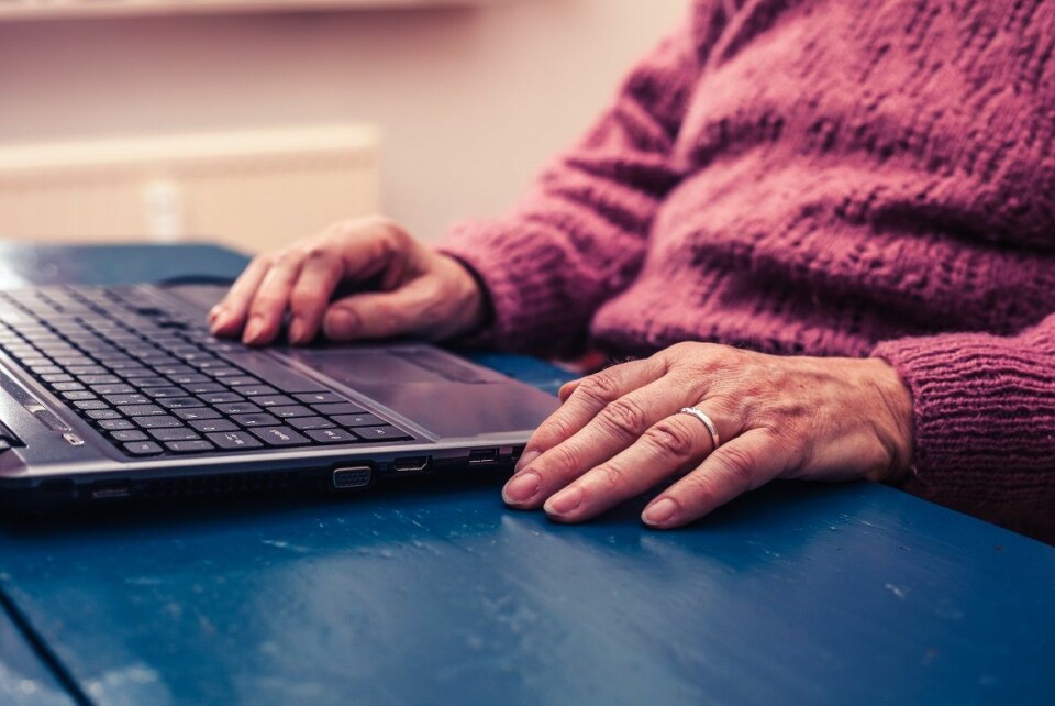 Teknologi og digitale medier kan gi bedre omsorgstilbud til eldre. (Foto: LoloStock)