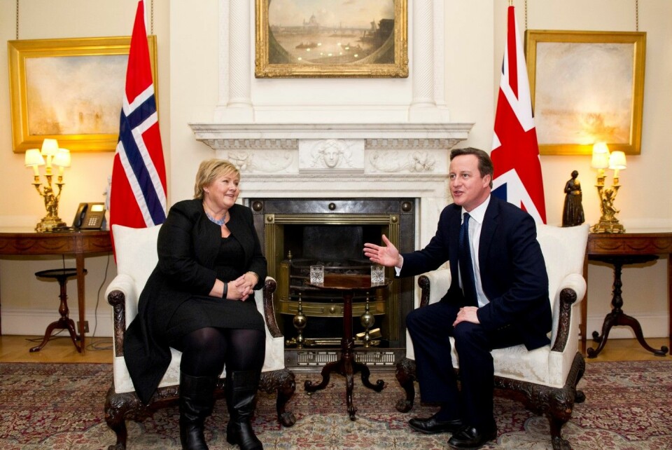 Norske og britiske politikere møtes ikke så ofte som før 1965. Her treffer Erna Solberg David Cameron hjemme hos han i januar i år. (Foto: Reuters)