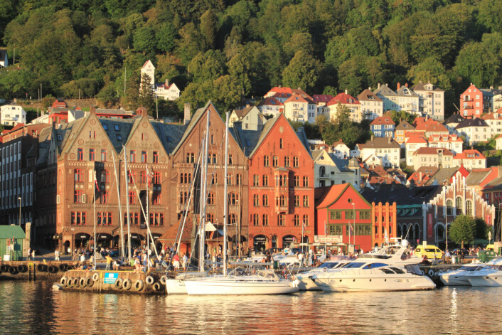 Nedbørsrike Bergen bør være varmere i forhold til omgivelsene enn tørrere Oslo, til tross for at Oslo dekker et større areal og har flere innbyggere. Men fordampningen er bare viktig om dagen, for om natten er det menneskene som står for oppvarmingen. (Foto: Microstock) Nedbørsrike Bergen bør være varmere i forhold til omgivelsene enn tørrere Oslo, til tross for at Oslo dekker et større areal og har flere innbyggere. Men fordampningen er bare viktig om dagen, for om natten er det menneskene som står for oppvarmingen. (Foto: Microstock)