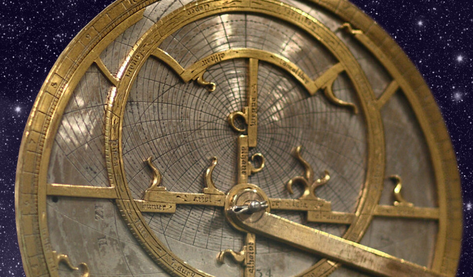 Mekanisk himmelsimulator, astrolab, laget av Jean Fusoris i Paris, ca. 1400. (Foto: Sage Ross, Wikimedia Commons, bearbeidet av forskning.no)