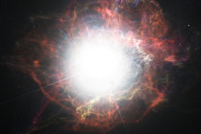 Kosmisk støv dannes når eksplosjoner fra supernovaer presser gass sammen. (Foto: ESO) Kosmisk støv dannes når eksplosjoner fra supernovaer presser gass sammen. (Foto: ESO)