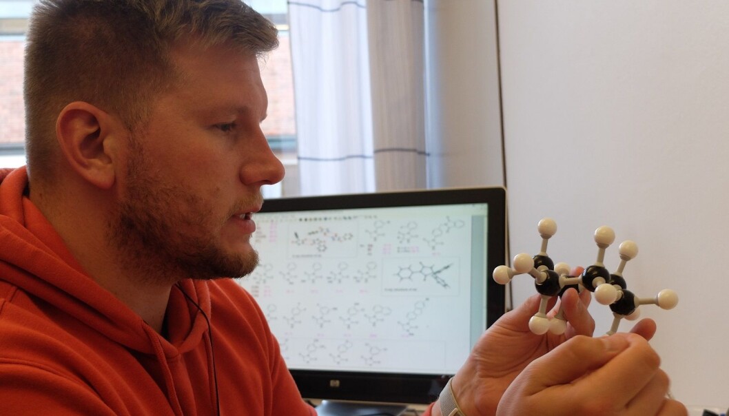 Førsteamanuensis Alexander Sandtorv med en modell av sykloheksan-molekylet. (Foto: Eivind Torgersen / UiO). Førsteamanuensis Alexander Sandtorv med en modell av sykloheksan-molekylet. (Foto: Eivind Torgersen / UiO).