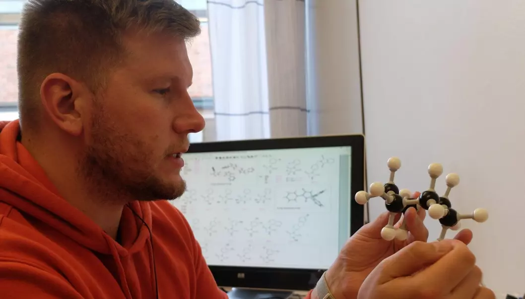 Førsteamanuensis Alexander Sandtorv med en modell av sykloheksan-molekylet. (Foto: Eivind Torgersen / UiO).