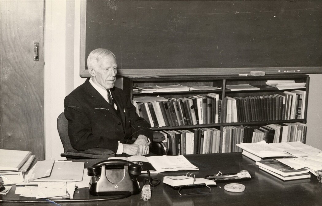 Odd Hassel på kontoret sitt. Han er den eneste «helnorske» nobelprisvinneren innen de klassiske naturvitenskapene. (Foto: Museum for universitets- og vitenskapshistorie). Odd Hassel på kontoret sitt. Han er den eneste «helnorske» nobelprisvinneren innen de klassiske naturvitenskapene. (Foto: Museum for universitets- og vitenskapshistorie).