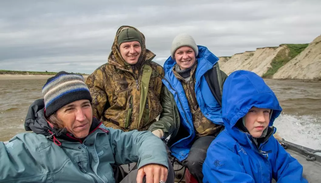 Forskergruppa på Jamalhalvøya: Dorothee Ehrich, Aleksandr Sokolov og Natalia Sokolova, som har ledet samarbeidet av økosystemovervåkninga siden 2007, og Timour Belov. (Foto: Ivan Fufachev).