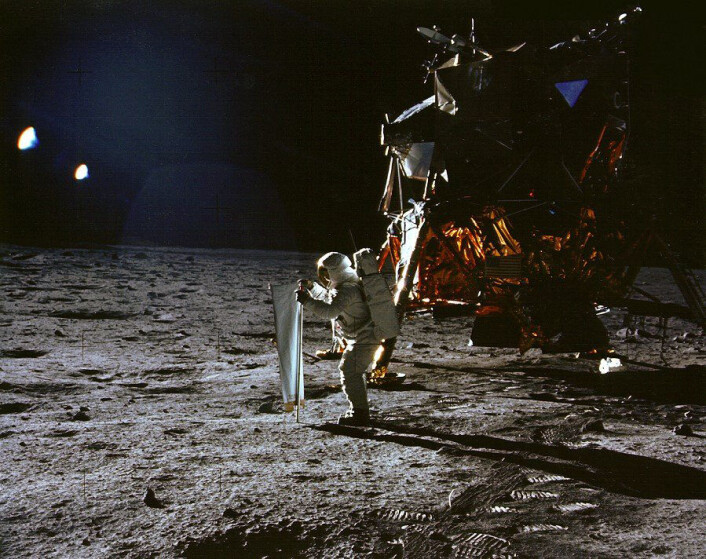 "Her bretter Buzz Aldrin ut folien som skal fange opp partikler fra solvinden.(Foto: NASA)" "Her bretter Buzz Aldrin ut folien som skal fange opp partikler fra solvinden.(Foto: NASA)"