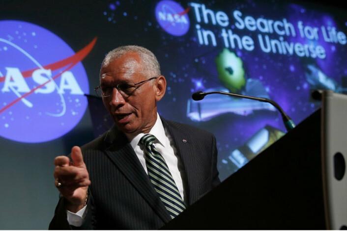 NASA-administrator Charles Bolden mener en oppdagelse av liv på andre planeter nærmer seg med stormskritt. (Foto: Win McNamee, AFP) NASA-administrator Charles Bolden mener en oppdagelse av liv på andre planeter nærmer seg med stormskritt. (Foto: Win McNamee, AFP)