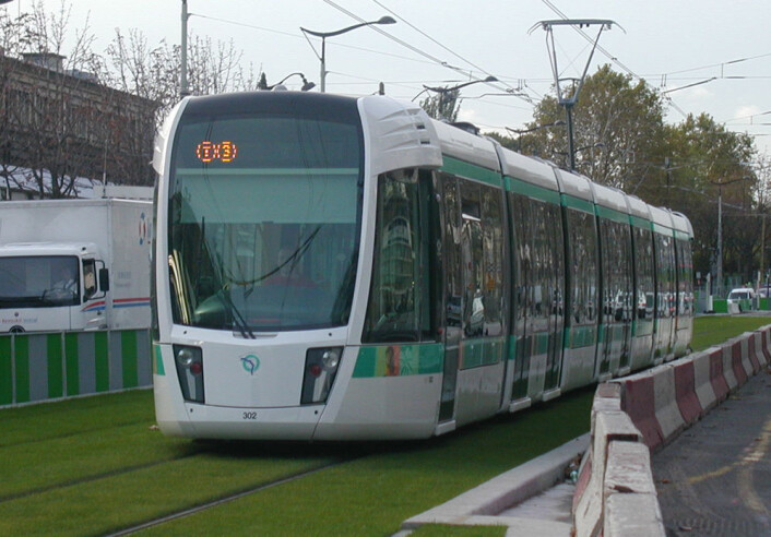 Trikkene som trafikkerer linjen T3 i Paris har superkondensatorer, og kan derfor kjøre deler av strekningen uten luftledninger. (Foto: Gérard Delafond, Wikimedia Commons) Trikkene som trafikkerer linjen T3 i Paris har superkondensatorer, og kan derfor kjøre deler av strekningen uten luftledninger. (Foto: Gérard Delafond, Wikimedia Commons)