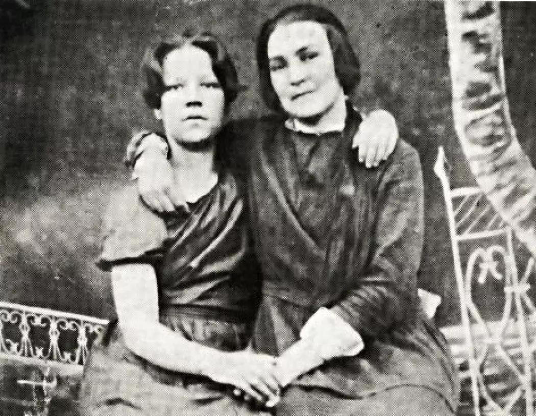 Gudrun Fredriksen (til venstre) var født i 1907 og ble arrestert sammen med sin far. Begge ble skutt. Nå forteller datteren hennes, som også heter Gudrun, en forsker om hvordan hun opplevde grusomhetene mot nordmennene under Stalins terrorregime.