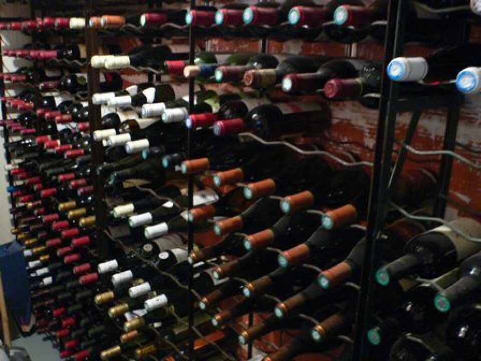 Marcel har 200 flasker i sin vinkjeller, men hyllene har huller etterhvert som vinen konsumeres. De er sortert etter farge og område, men årganger ligger hulter til bulter. Han synes det får holde å rydde et par ganger i året. (Foto: Delphine Deon)