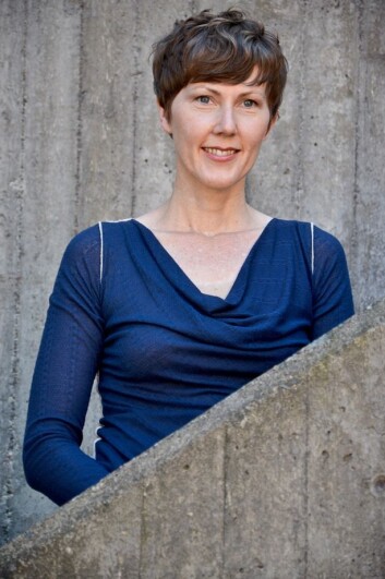 Catrin Lundström mener det er viktig å se også hvite og vestlige mennesker som flytter over landegrenser som migranter. Hun mener det viser hvordan hudfarge og rase påvirker erfaringene og mulighetene til migranter. (Foto: Levi Batista Goncalves) Catrin Lundström mener det er viktig å se også hvite og vestlige mennesker som flytter over landegrenser som migranter. Hun mener det viser hvordan hudfarge og rase påvirker erfaringene og mulighetene til migranter. (Foto: Levi Batista Goncalves)