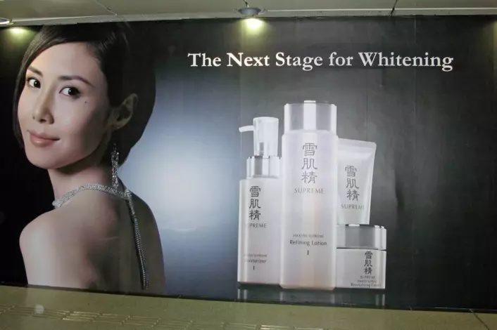 Reklame for hudblekingsprodukter på t-banen i Singapore. Det er mye fokus på hvithet i Singapore, ifølge Catrin Lundström. Men det er ikke den vestlige hvitheten som er idealet. (Foto: Catrin Lundström)