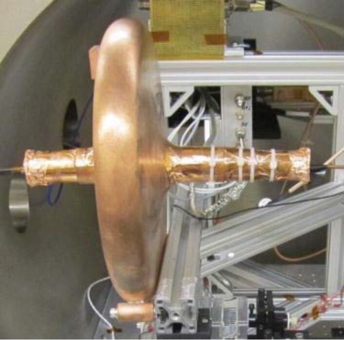 Dette er motoren NASA har testet, koblet til instrumentet som måler skyvekraft. Det er en mikrobølgemotor, som kalles en Cannea-drive. (Foto: NASA) Dette er motoren NASA har testet, koblet til instrumentet som måler skyvekraft. Det er en mikrobølgemotor, som kalles en Cannea-drive. (Foto: NASA)
