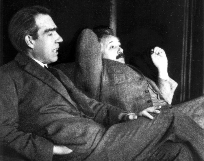 Niels Bohr og Albert Einstein i 1925. Bohr og Einstein var respektfullt uenige med hverandre om tolkningen av usikkerhet i kvantemekanikken. (Foto: Paul Ehrenfest, Wikimedia Commons)
