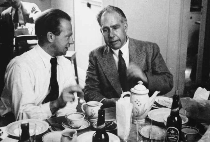 Werner Heisenberg og Niels Bohr med godt dansk drikke i København i 1934. Deres versjon av kvantemekanikken ble kjent som Københavntolkningen senere. Einstein var skeptisk til den iboende usikkerheten som ble tilskrevet kvanteverdenen i denne tolkningen. (Foto: Fermilab, U.S. Department of Energy) Werner Heisenberg og Niels Bohr med godt dansk drikke i København i 1934. Deres versjon av kvantemekanikken ble kjent som Københavntolkningen senere. Einstein var skeptisk til den iboende usikkerheten som ble tilskrevet kvanteverdenen i denne tolkningen. (Foto: Fermilab, U.S. Department of Energy)