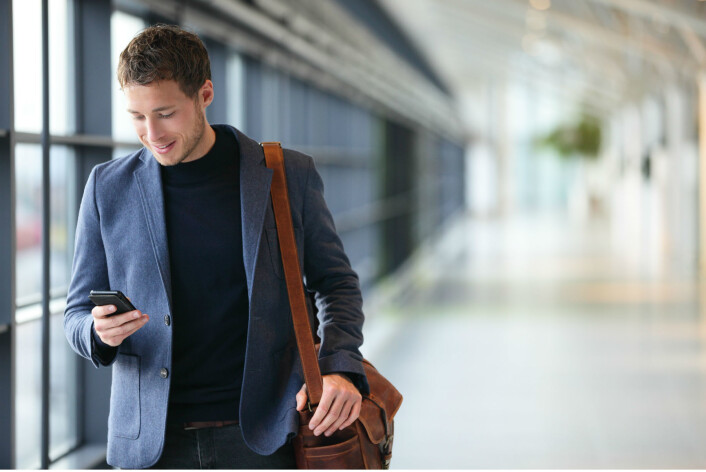 Når du bruker smarttelefonen din, så er den en del av bevisstheten din. Tankeprosessene dine er bare mulige fordi du kobler deg selv med telefonen. (Foto: Microstock) Når du bruker smarttelefonen din, så er den en del av bevisstheten din. Tankeprosessene dine er bare mulige fordi du kobler deg selv med telefonen. (Foto: Microstock)
