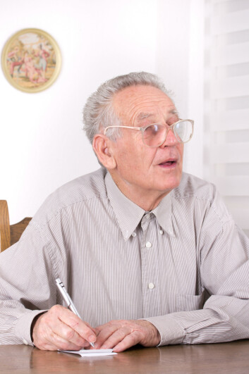 Eldre mennesker med Alzheimers kan kompensere hullene i hukommelsen sin med huskelapper. Lappene er dermed en del av kognisjonen deres – altså de mentale prosessene som utgjør bevisstheten. (Foto: Microstock) Eldre mennesker med Alzheimers kan kompensere hullene i hukommelsen sin med huskelapper. Lappene er dermed en del av kognisjonen deres – altså de mentale prosessene som utgjør bevisstheten. (Foto: Microstock)