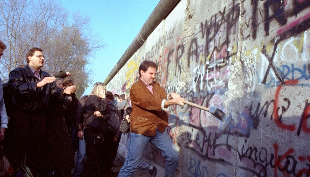 Den 12. november 1989 slo en person fra Vest-Berlin hammeren i Berlinmuren, nær Potsdamer Platz. På noen uker ble Berlinmuren, det fremste symbolet på delingen av Europa i en USA-vennlig og en Sovjet-vennlig del, knust i biter og solgt til turister. (Foto: John Gaps/NTB scanpix) Den 12. november 1989 slo en person fra Vest-Berlin hammeren i Berlinmuren, nær Potsdamer Platz. På noen uker ble Berlinmuren, det fremste symbolet på delingen av Europa i en USA-vennlig og en Sovjet-vennlig del, knust i biter og solgt til turister. (Foto: John Gaps/NTB scanpix)