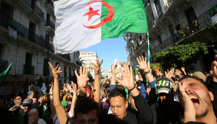 I Algeries hovedstad Alger var det 1. november demonstrasjoner mot landets regjerende elite av gamle menn, som har sittet med makten helt siden de selv for snart 70 år siden vant den revolusjonære kampen mot den franske kolonimakten. (Foto: Ramzi Boudina/Reuters/scanpix) I Algeries hovedstad Alger var det 1. november demonstrasjoner mot landets regjerende elite av gamle menn, som har sittet med makten helt siden de selv for snart 70 år siden vant den revolusjonære kampen mot den franske kolonimakten. (Foto: Ramzi Boudina/Reuters/scanpix)
