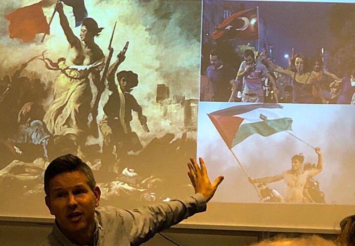«Friheten leder folket» ble malt av Eugene Delacroix i 1830. Det franske nasjonalsymbolet Marianne personifiserer revolusjonen. De to andre bildene er fra opprør i Tyrkia og blant palestinere. Symbolikk er viktig i alle revolusjoner, mener den britiske forskeren George Lawson. (Foto: Bård Amundsen/forskning.no) «Friheten leder folket» ble malt av Eugene Delacroix i 1830. Det franske nasjonalsymbolet Marianne personifiserer revolusjonen. De to andre bildene er fra opprør i Tyrkia og blant palestinere. Symbolikk er viktig i alle revolusjoner, mener den britiske forskeren George Lawson. (Foto: Bård Amundsen/forskning.no)