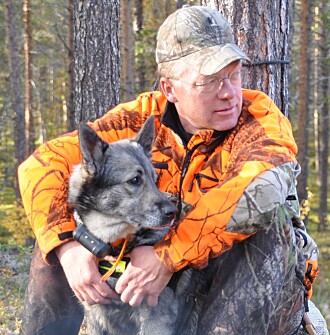 Professor Jon Martin Arnemo er selv en ivrig elgjeger. Her med elghunden Varga. (Foto: privat) Professor Jon Martin Arnemo er selv en ivrig elgjeger. Her med elghunden Varga. (Foto: privat)