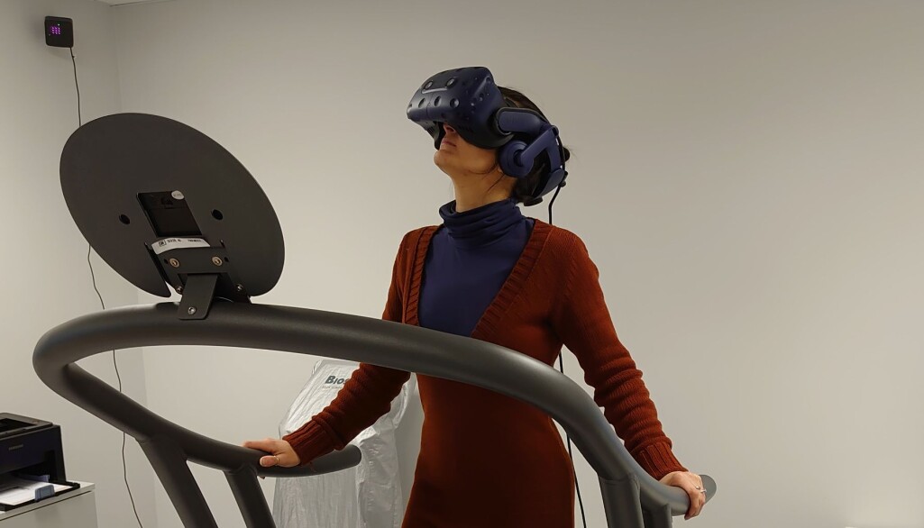 Virtuell virkelighet, forkortet til VR, er en illusjon, som ved hjelp av ulike typer informasjonsteknologi, gir brukeren en opplevelse av å befinne seg på et annet, oppdiktet eller virkelig sted. (Foto: HINN) Virtuell virkelighet, forkortet til VR, er en illusjon, som ved hjelp av ulike typer informasjonsteknologi, gir brukeren en opplevelse av å befinne seg på et annet, oppdiktet eller virkelig sted. (Foto: HINN)