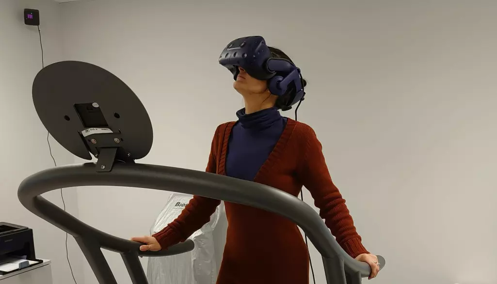 Virtuell virkelighet, forkortet til VR, er en illusjon, som ved hjelp av ulike typer informasjonsteknologi, gir brukeren en opplevelse av å befinne seg på et annet, oppdiktet eller virkelig sted. (Foto: HINN)