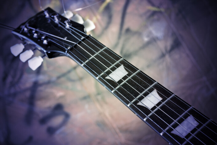 Gripebrettet og gitarhodet på en elektrisk gitar. Tverrbåndene på halsen gjør det mulig å få rene toner uten å være helt presis, som man må være på instrumenter uten tverrbånd, for eksempel fiolin. (Illustrasjonsfoto: Colourbox) Gripebrettet og gitarhodet på en elektrisk gitar. Tverrbåndene på halsen gjør det mulig å få rene toner uten å være helt presis, som man må være på instrumenter uten tverrbånd, for eksempel fiolin. (Illustrasjonsfoto: Colourbox)