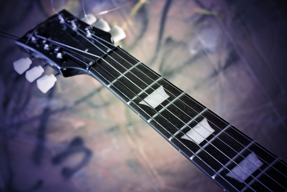 Gripebrettet og gitarhodet på en elektrisk gitar. Tverrbåndene på halsen gjør det mulig å få rene toner uten å være helt presis, som man må være på instrumenter uten tverrbånd, for eksempel fiolin. (Illustrasjonsfoto: Colourbox)