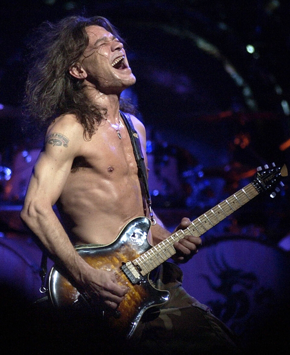 Gitarist Eddie Van Halen midt i en solo hvor han 'bender' strengene. Han er også kjent for sin tappe-teknikk. (Foto: Tom Hood/AP)