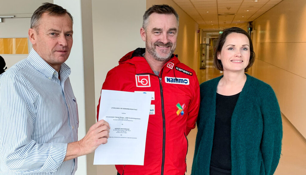 F.v. Dekan Hans Anton Stubberud, sportssjef Clas Brede Bråthen og visedekan Therese Dille med ny avtale. (Foto: Nils A. Kalve / USN). F.v. Dekan Hans Anton Stubberud, sportssjef Clas Brede Bråthen og visedekan Therese Dille med ny avtale. (Foto: Nils A. Kalve / USN).